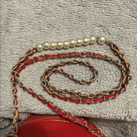Badgley Mischka Red Quilted Circle Crossbody Bag - Picture 6 of 8